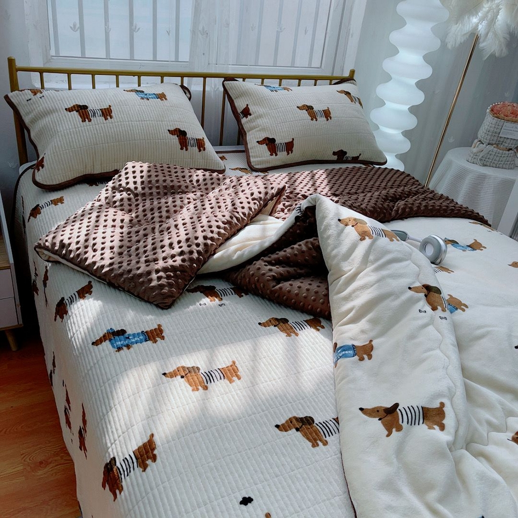 91家纺网 家纺一手货源 找家纺 暖居 2025新款加厚牛奶绒豆豆被床盖四件套跑量款 香肠狗