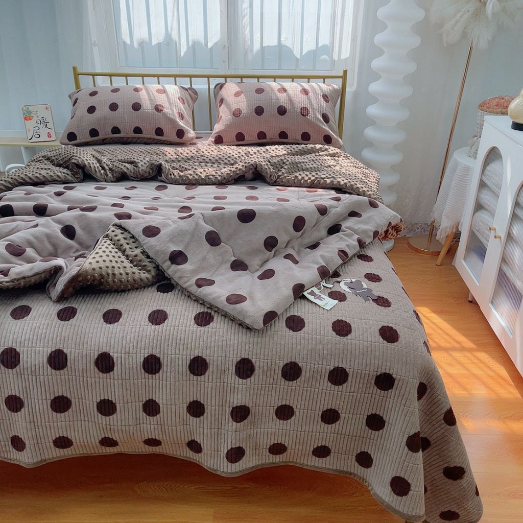 91家纺网 家纺一手货源 找家纺 暖居 2025新款加厚牛奶绒豆豆被床盖四件套跑量款 咖色大波点