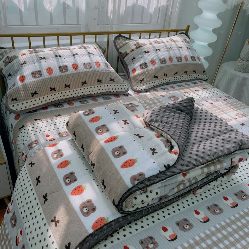 91家纺网 家纺一手货源 找家纺 暖居 2025新款加厚牛奶绒豆豆被床盖四件套跑量款 蛋糕熊