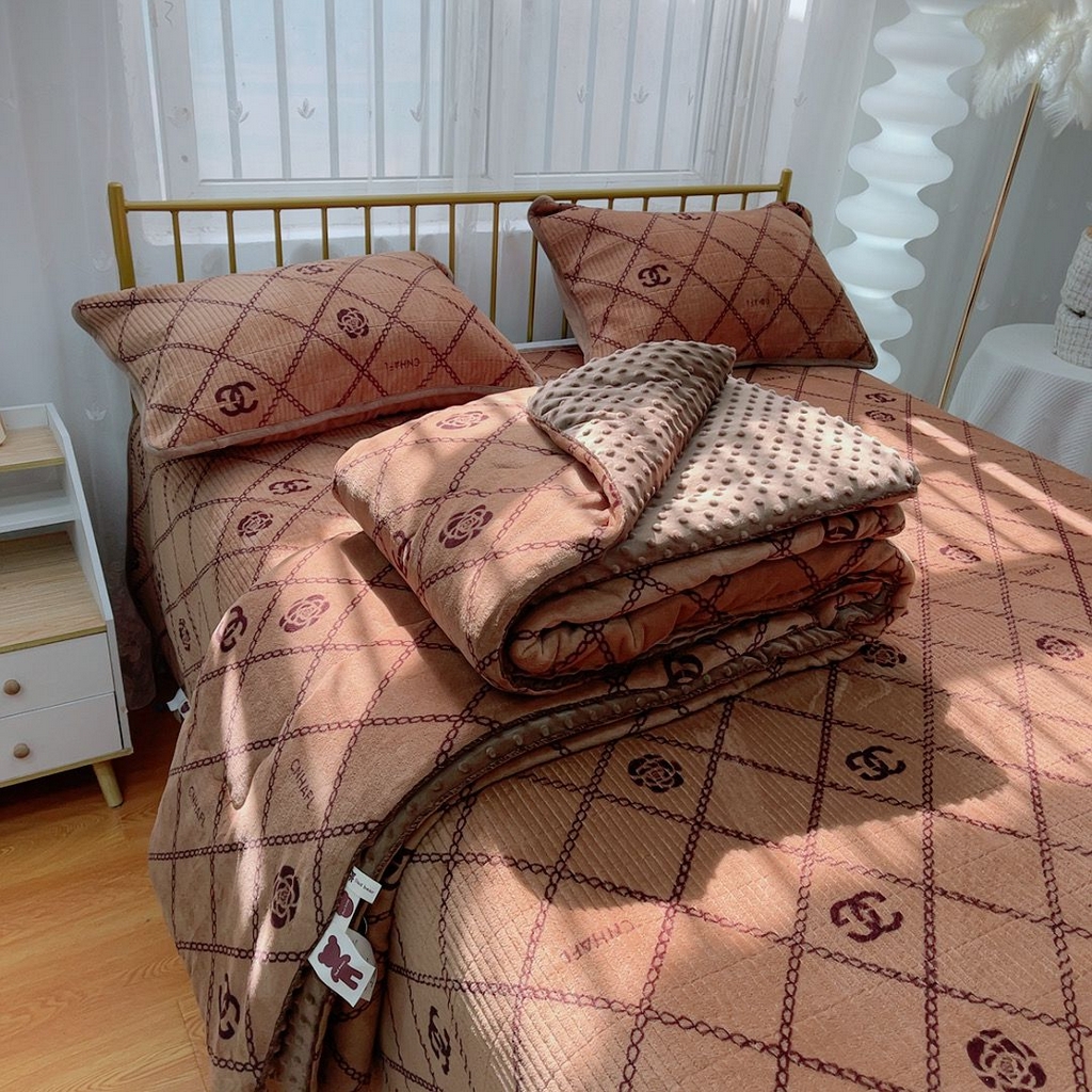 91家纺网 家纺一手货源 找家纺 暖居 2025新款加厚牛奶绒豆豆被床盖四件套跑量款 潮牌咖