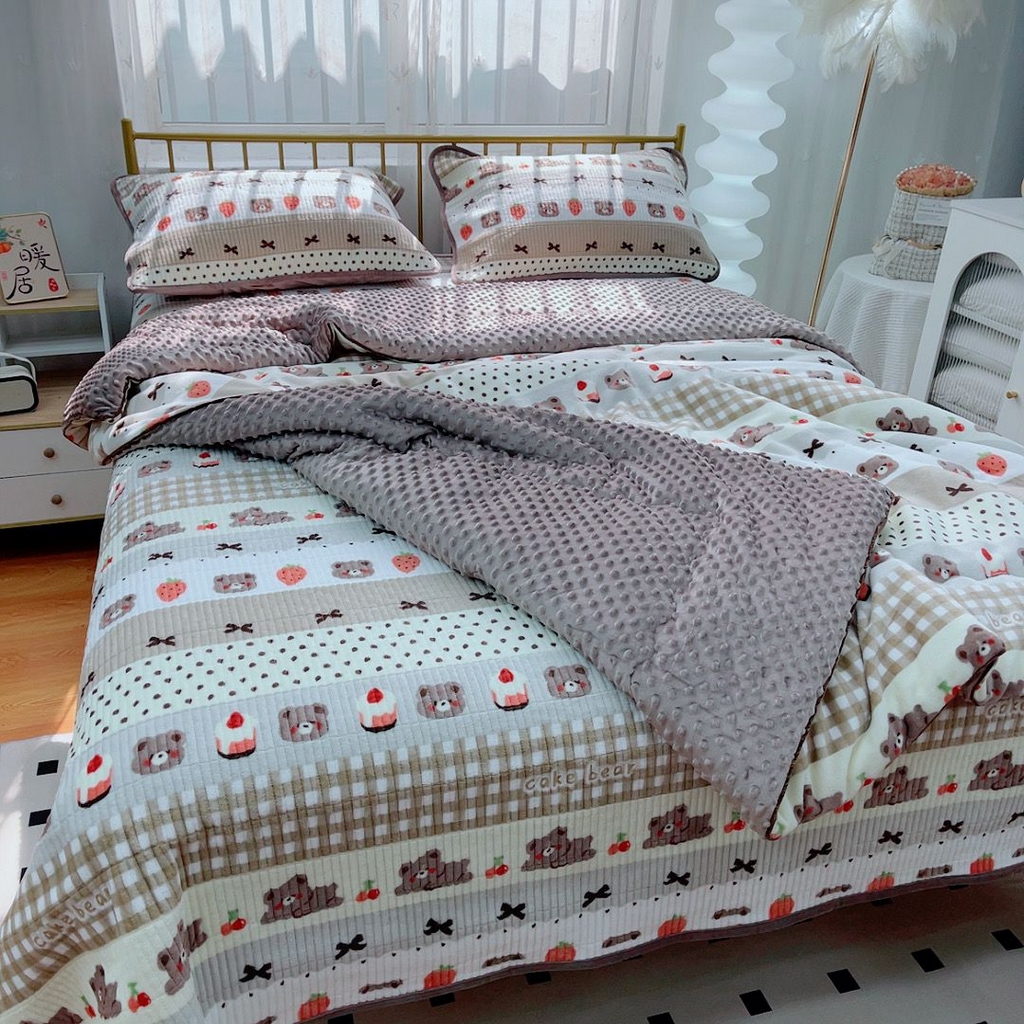 91家纺网 家纺一手货源 找家纺 暖居 2025新款加厚牛奶绒豆豆被床盖四件套跑量款 蛋糕熊