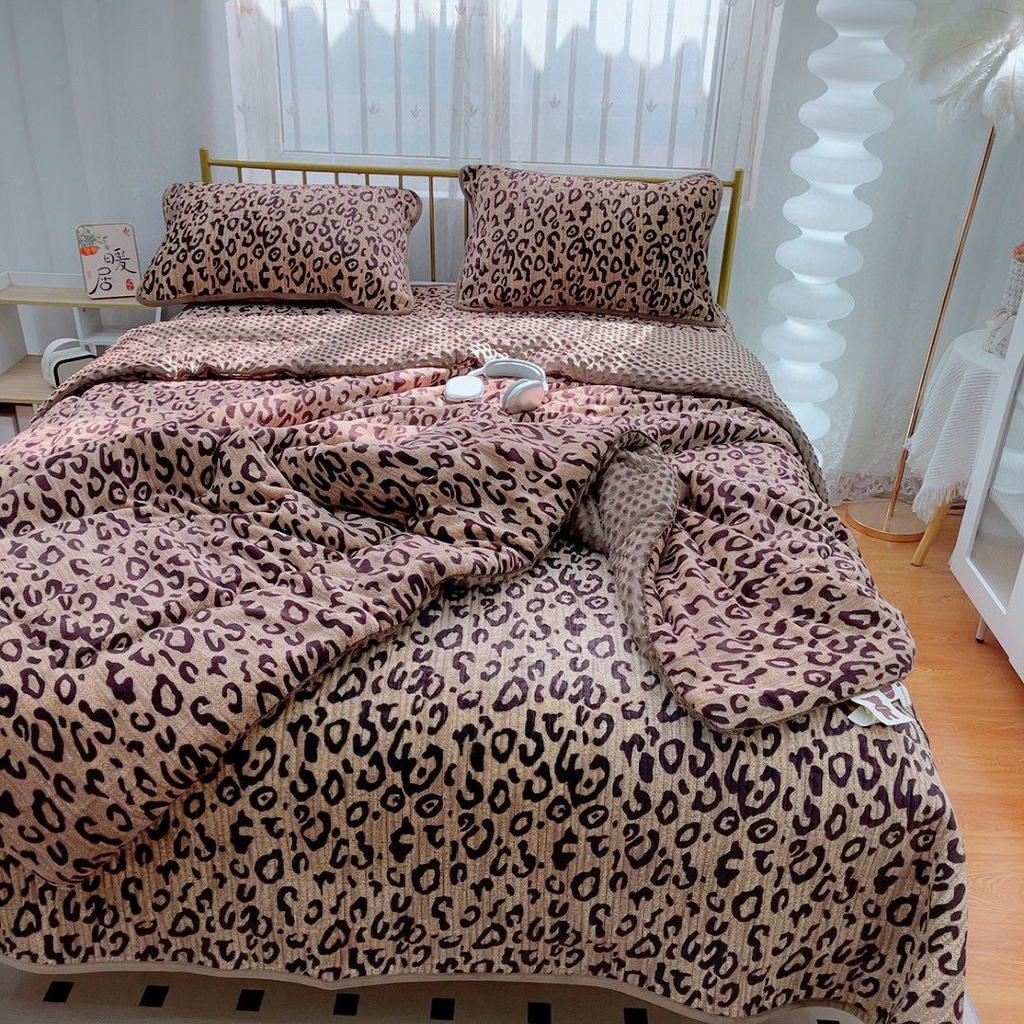 91家纺网 家纺一手货源 找家纺 暖居 2025新款加厚牛奶绒豆豆被床盖四件套跑量款 经典豹纹