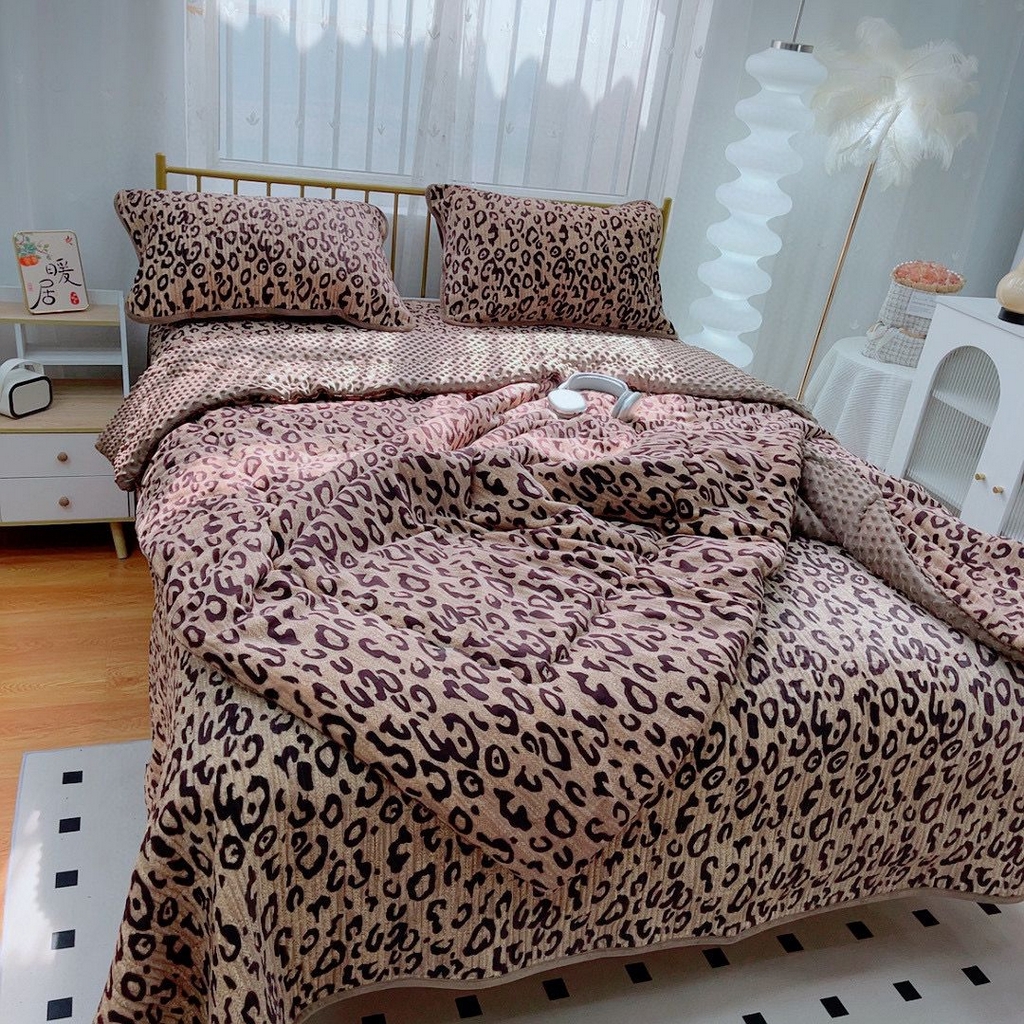 91家纺网 家纺一手货源 找家纺 暖居 2025新款加厚牛奶绒豆豆被床盖四件套跑量款 经典豹纹