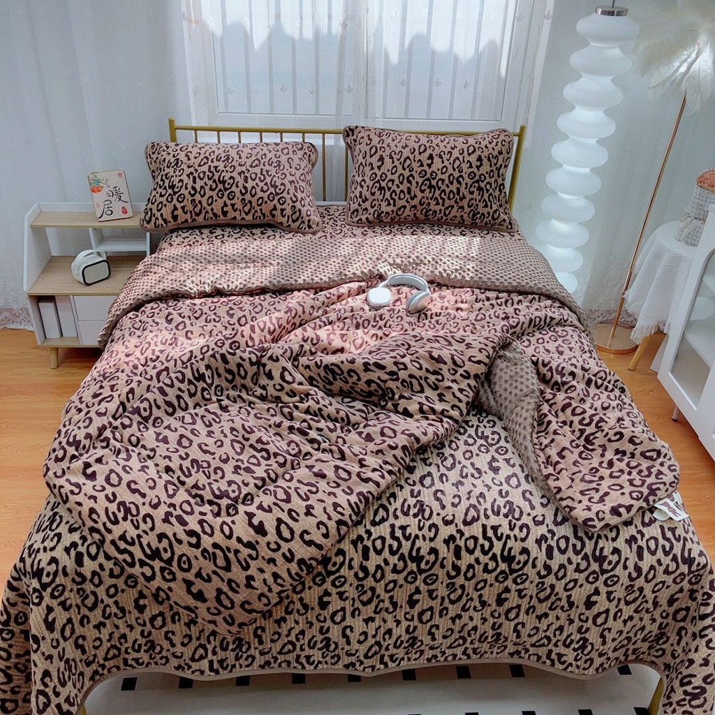 91家纺网 家纺一手货源 找家纺 暖居 2025新款加厚牛奶绒豆豆被床盖四件套跑量款 经典豹纹