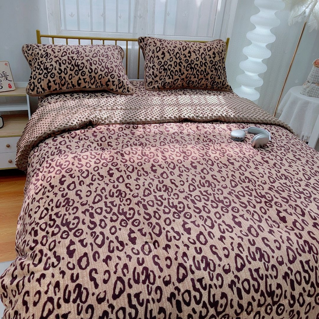 91家纺网 家纺一手货源 找家纺 暖居 2025新款加厚牛奶绒豆豆被床盖四件套跑量款 经典豹纹