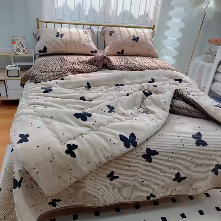 91家纺网 家纺一手货源 找家纺 暖居 2025新款加厚牛奶绒豆豆被床盖四件套跑量款 幻蝶