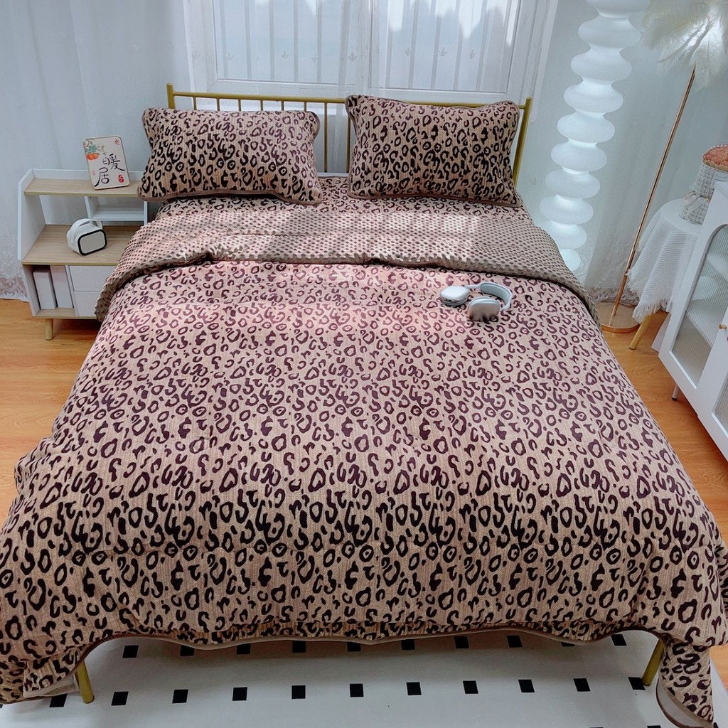 91家纺网 家纺一手货源 找家纺 暖居 2025新款加厚牛奶绒豆豆被床盖四件套跑量款 经典豹纹