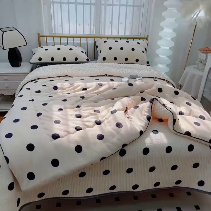 91家纺网 家纺一手货源 找家纺 暖居 2025新款加厚牛奶绒豆豆被床盖四件套跑量款 奶白大波点