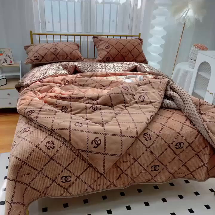 91家纺网 家纺一手货源 找家纺 暖居 2025新款加厚牛奶绒豆豆被床盖四件套跑量款 潮牌咖