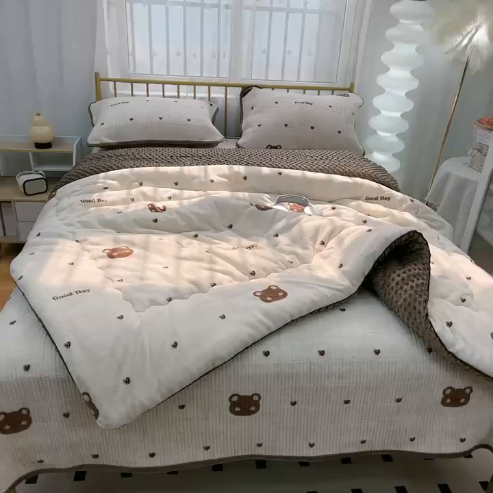 91家纺网 家纺一手货源 找家纺 暖居 2025新款加厚牛奶绒豆豆被床盖四件套跑量款 爱心小熊