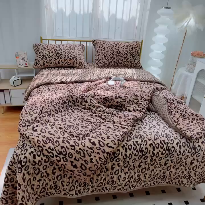 91家纺网 家纺一手货源 找家纺 暖居 2025新款加厚牛奶绒豆豆被床盖四件套跑量款 经典豹纹