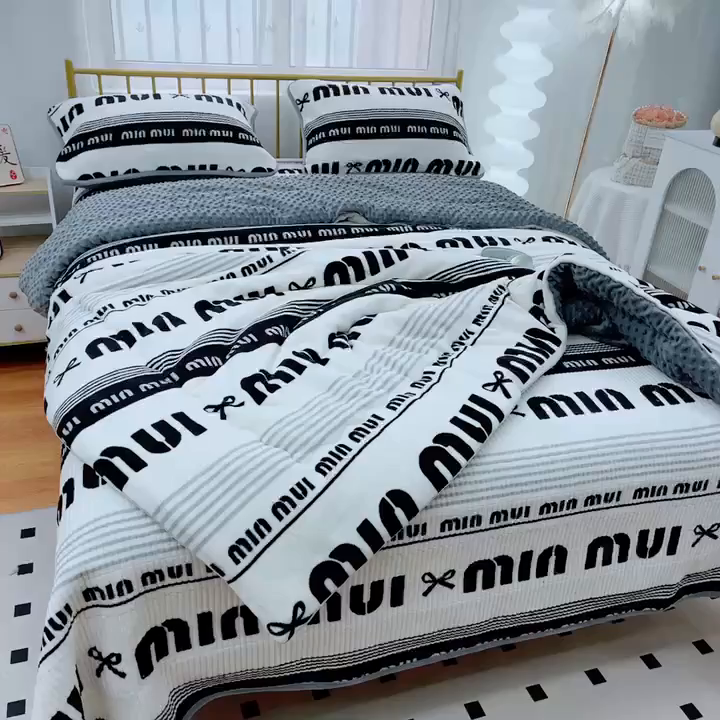 91家纺网 家纺一手货源 找家纺 暖居 2025新款加厚牛奶绒豆豆被床盖四件套跑量款 英伦