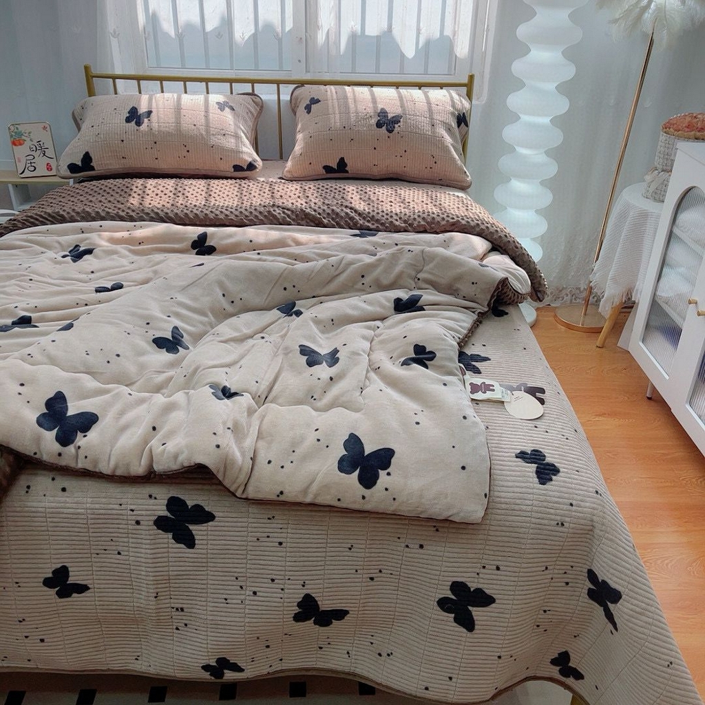 91家纺网 家纺一手货源 找家纺 暖居 2025新款加厚牛奶绒豆豆被床盖四件套跑量款 幻蝶