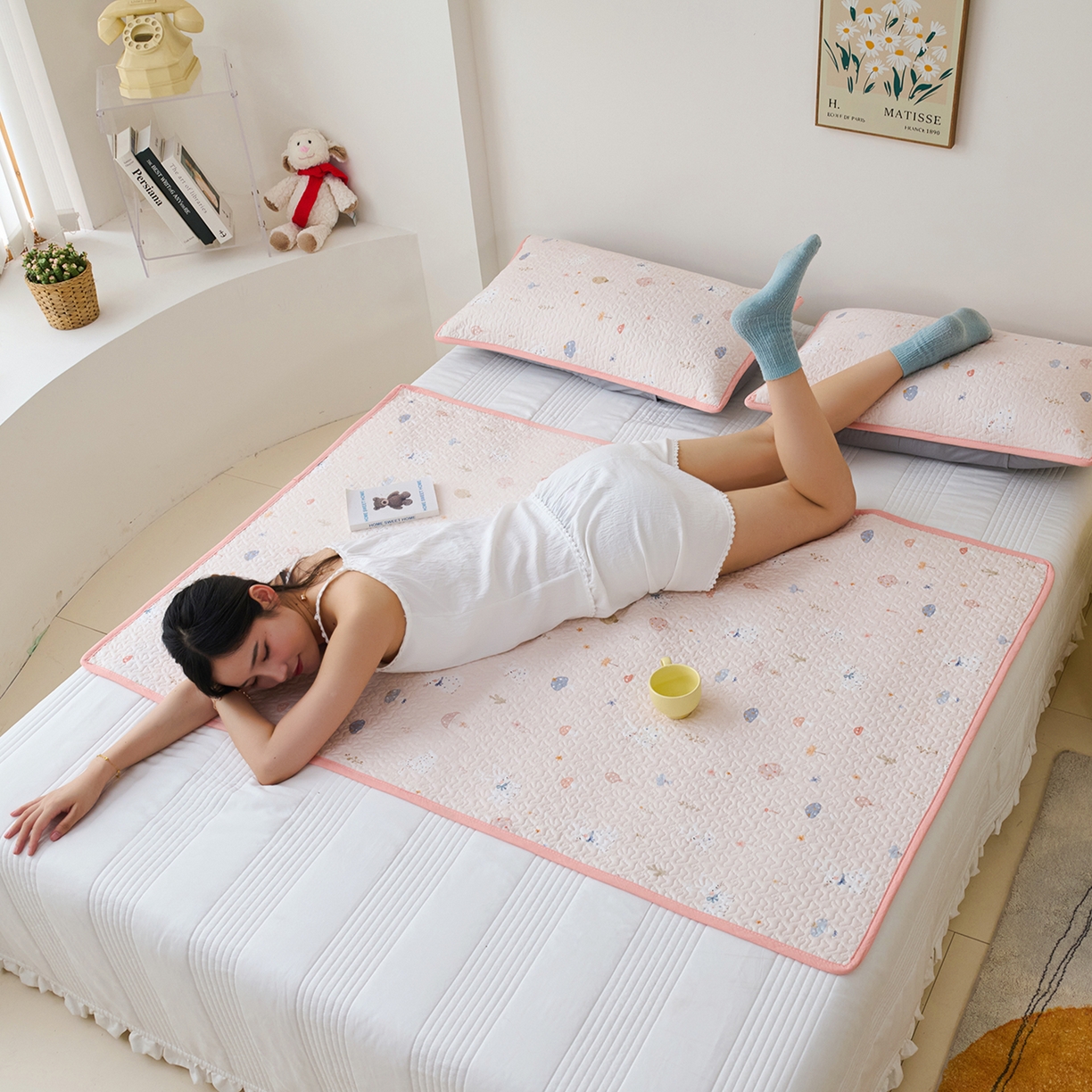 91家纺网 家纺一手货源 找家纺 拾小柒 2025年新款全棉双层纱隔脏姨妈垫护理垫床护垫 萌趣森林粉-不防水款