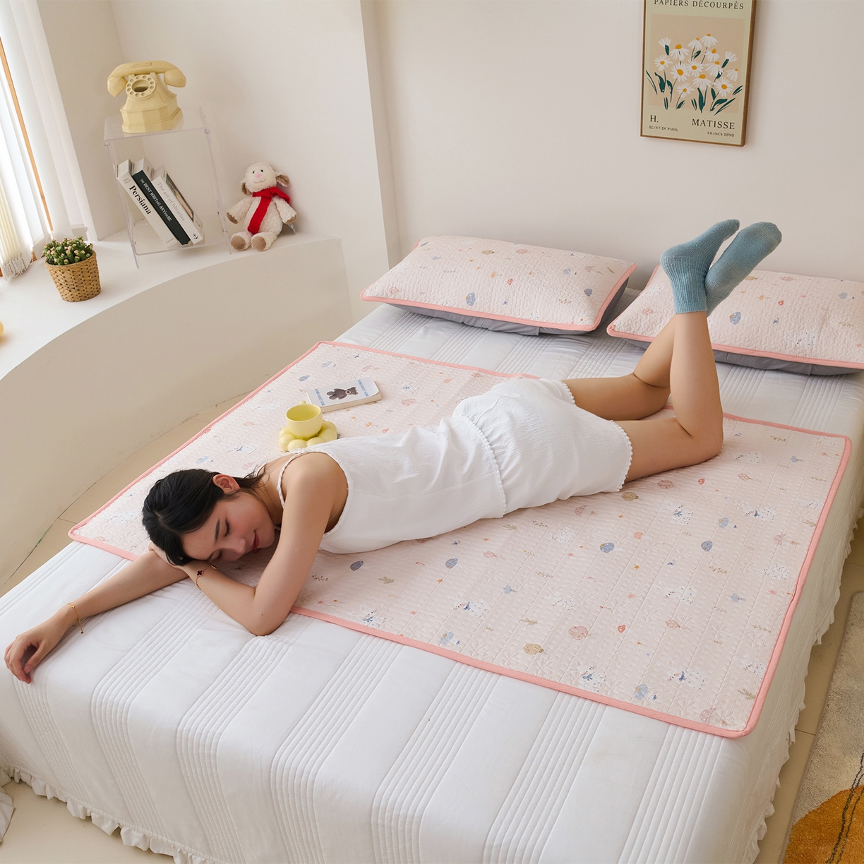 91家纺网 家纺一手货源 找家纺 拾小柒 2025年新款全棉双层纱隔脏姨妈垫护理垫床护垫 萌趣森林粉-防水款