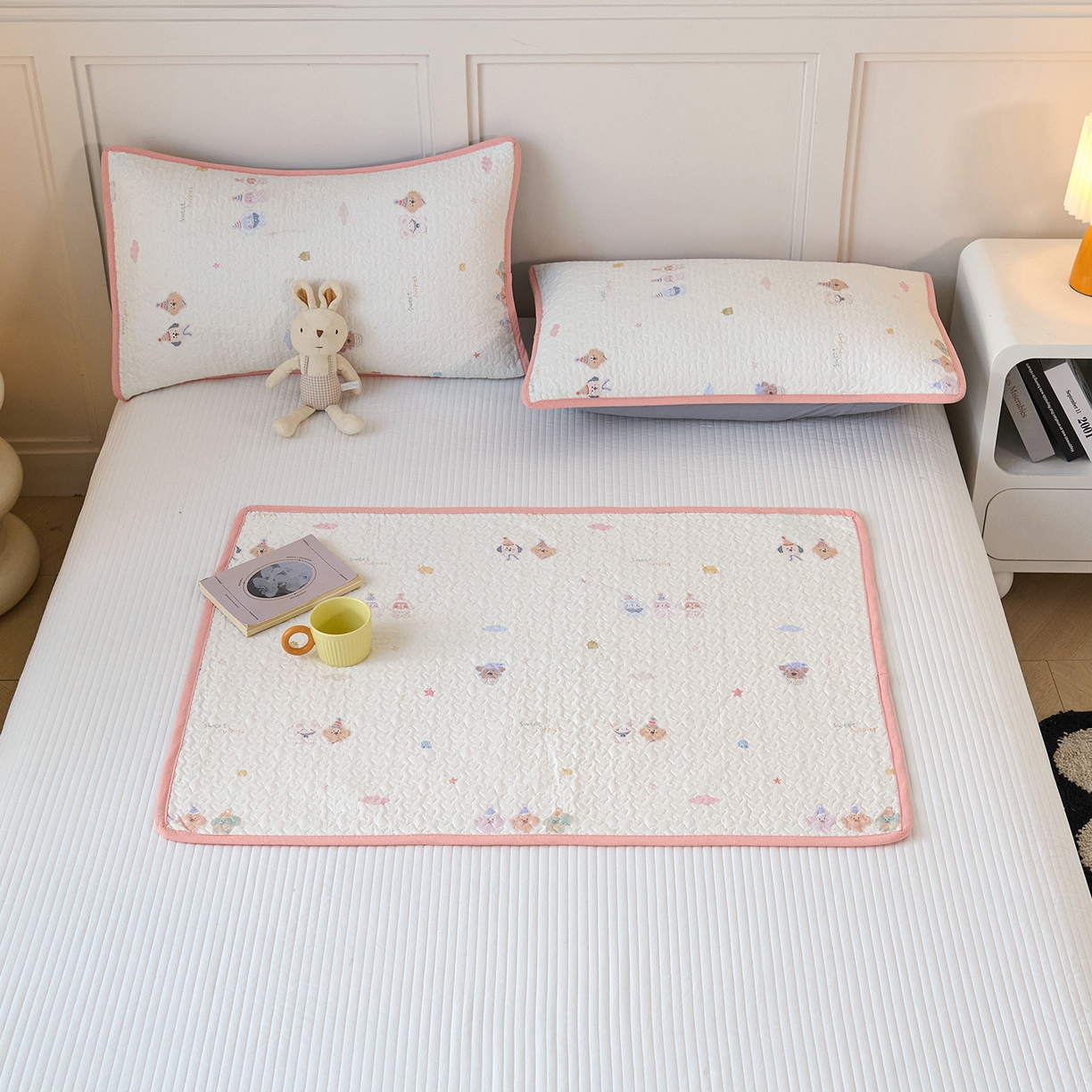 91家纺网 家纺一手货源 找家纺 拾小柒 2025年新款全棉双层纱隔脏姨妈垫护理垫床护垫 豆豆好朋友-不防水款
