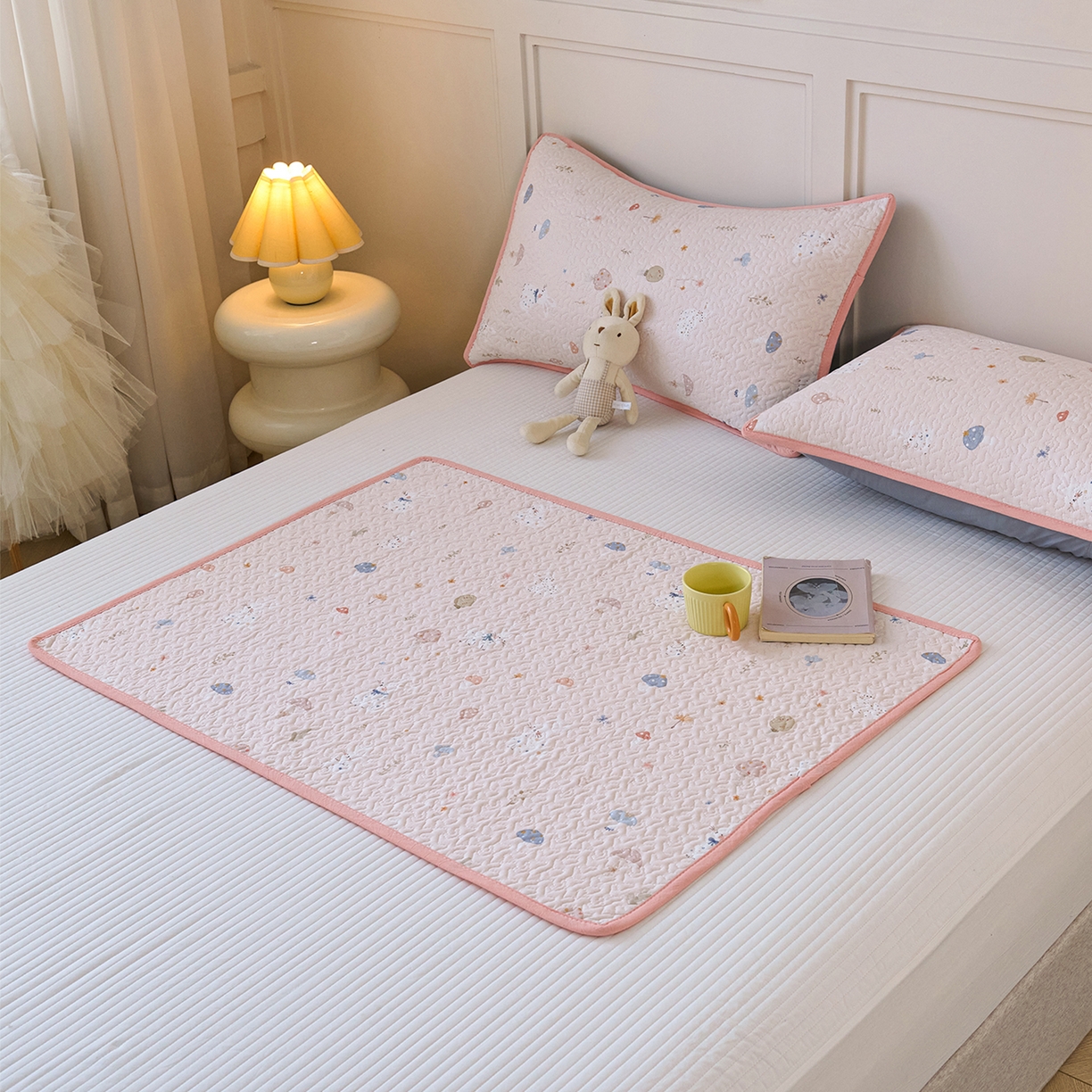 91家纺网 家纺一手货源 找家纺 拾小柒 2025年新款全棉双层纱隔脏姨妈垫护理垫床护垫 萌趣森林粉-不防水款