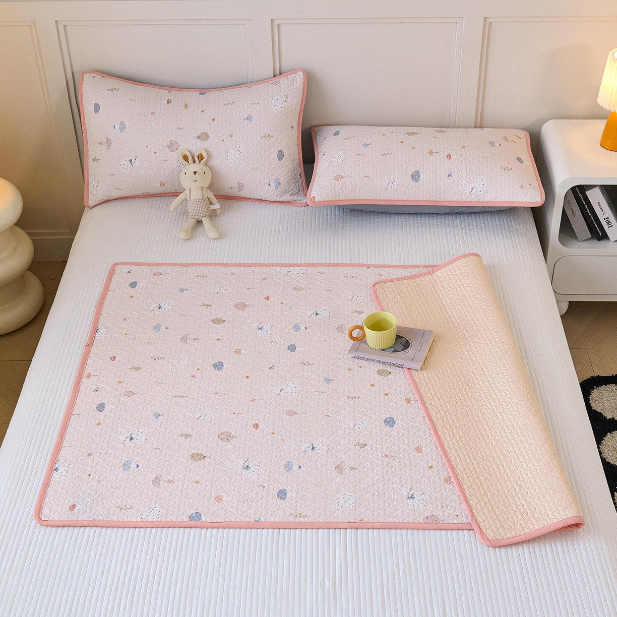 91家纺网 家纺一手货源 找家纺 拾小柒 2025年新款全棉双层纱隔脏姨妈垫护理垫床护垫 萌趣森林粉-不防水款