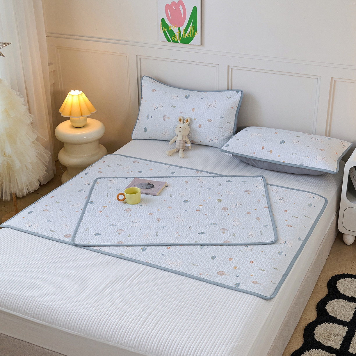 91家纺网 家纺一手货源 找家纺 拾小柒 2025年新款全棉双层纱隔脏姨妈垫护理垫床护垫 萌趣森林蓝-不防水款