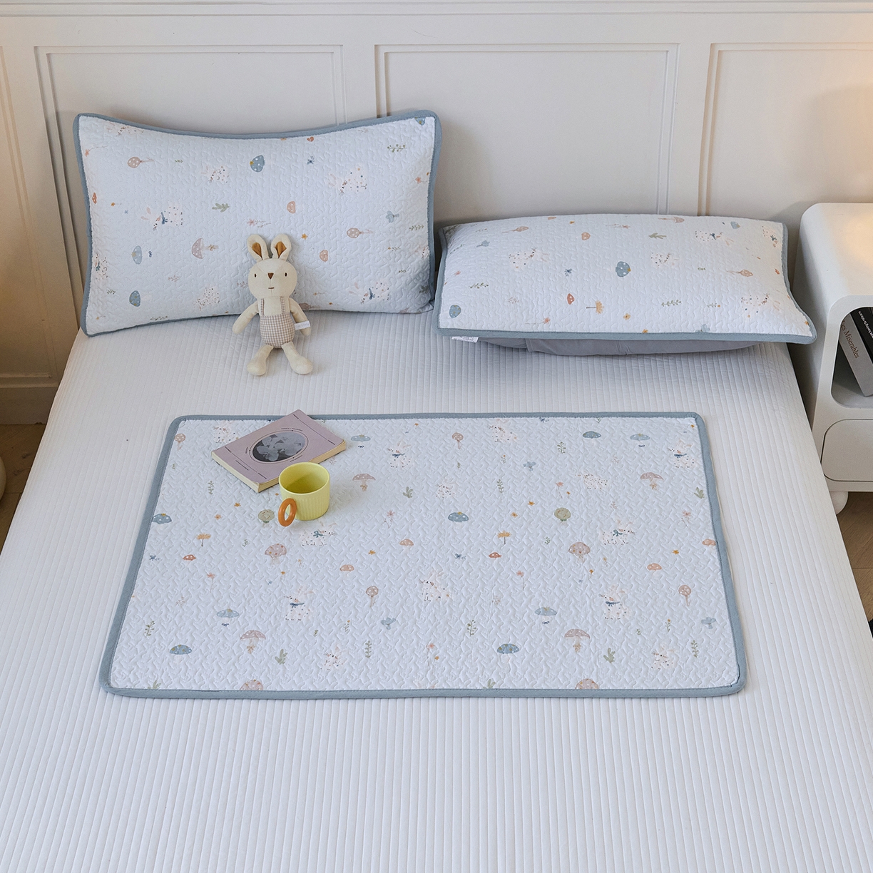 91家纺网 家纺一手货源 找家纺 拾小柒 2025年新款全棉双层纱隔脏姨妈垫护理垫床护垫 萌趣森林蓝-不防水款