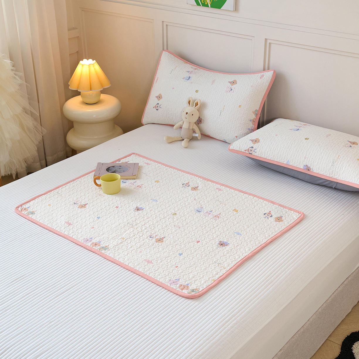 91家纺网 家纺一手货源 找家纺 拾小柒 2025年新款全棉双层纱隔脏姨妈垫护理垫床护垫 豆豆好朋友-不防水款