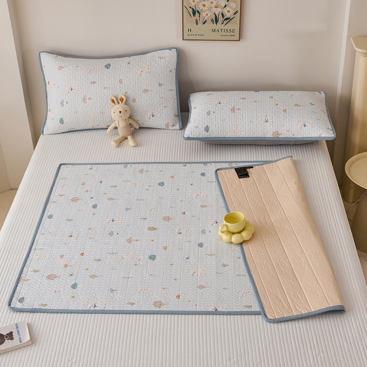 91家纺网 家纺一手货源 找家纺 拾小柒 2025年新款全棉双层纱隔脏姨妈垫护理垫床护垫 萌趣森林蓝-防水款