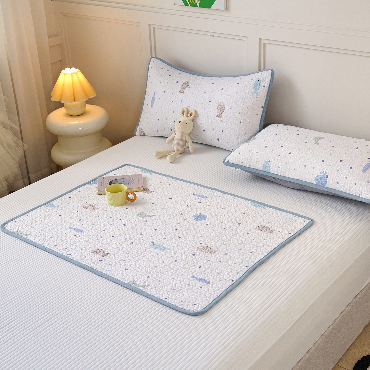 91家纺网 家纺一手货源 找家纺 拾小柒 2025年新款全棉双层纱隔脏姨妈垫护理垫床护垫 鲤安-不防水款