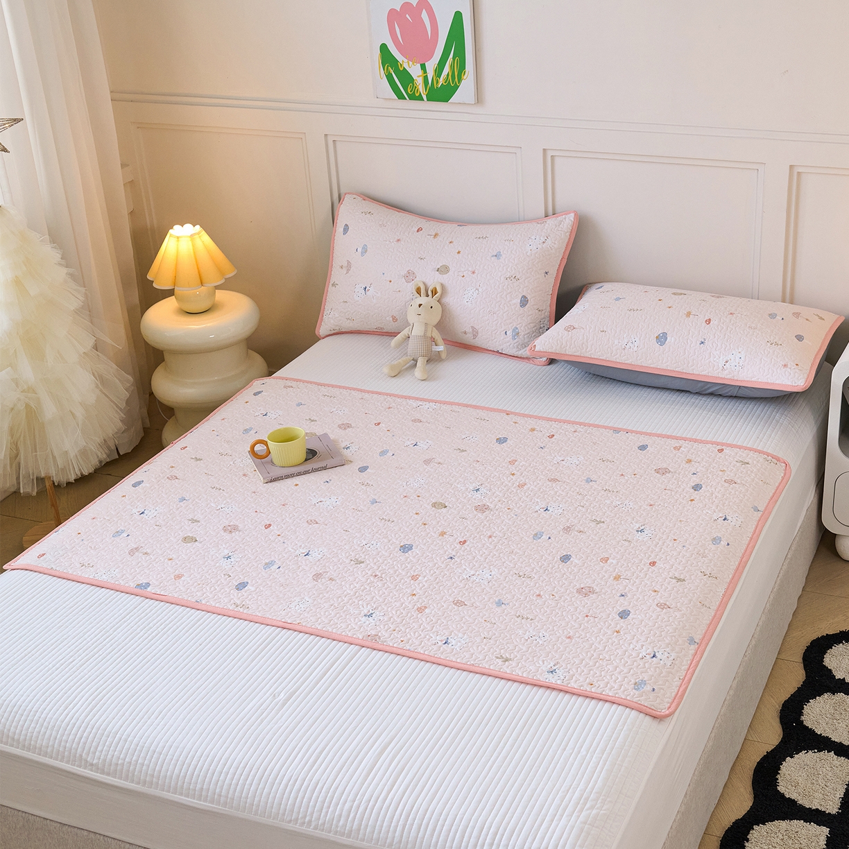 91家纺网 家纺一手货源 找家纺 拾小柒 2025年新款全棉双层纱隔脏姨妈垫护理垫床护垫 萌趣森林粉-不防水款