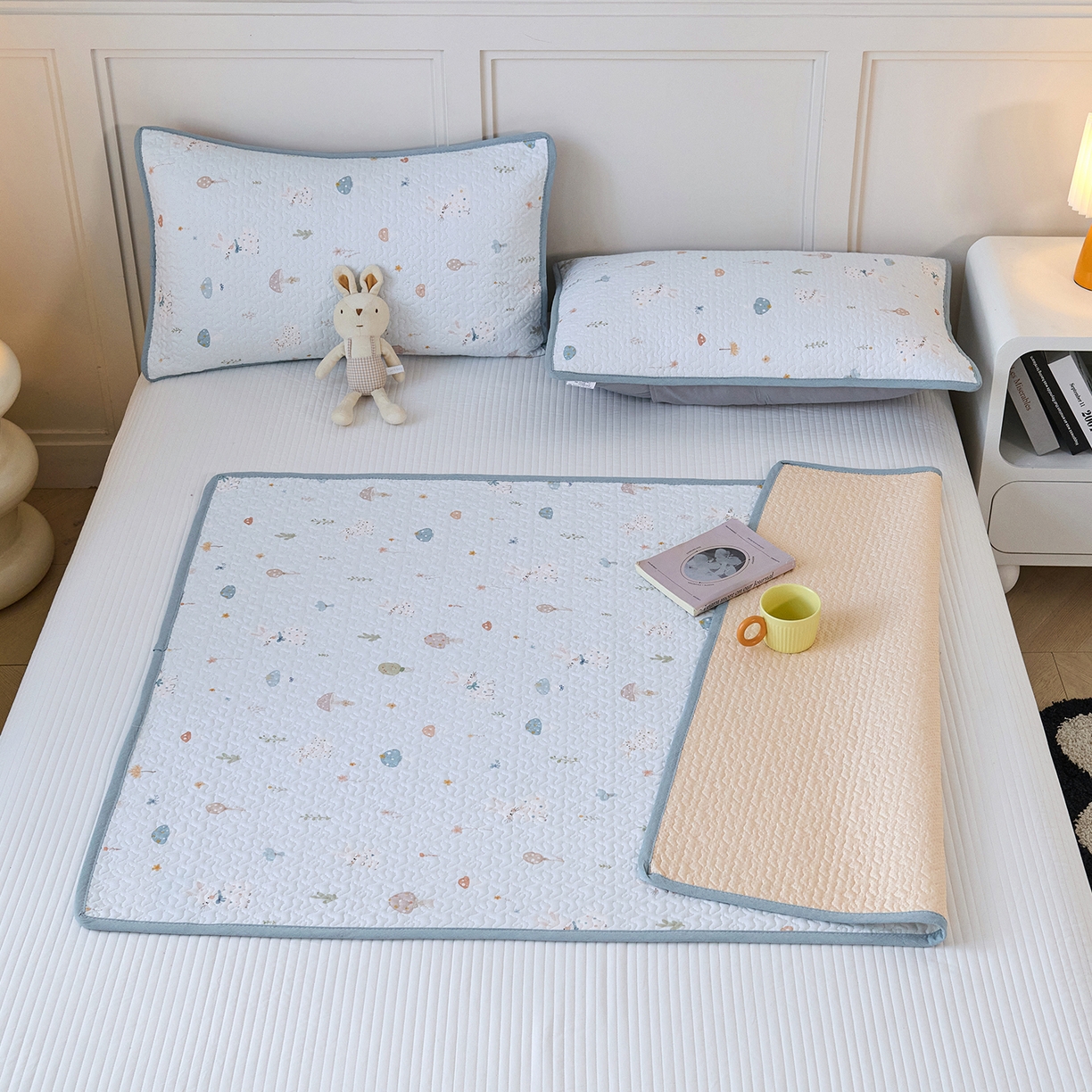 91家纺网 家纺一手货源 找家纺 拾小柒 2025年新款全棉双层纱隔脏姨妈垫护理垫床护垫 萌趣森林蓝-不防水款