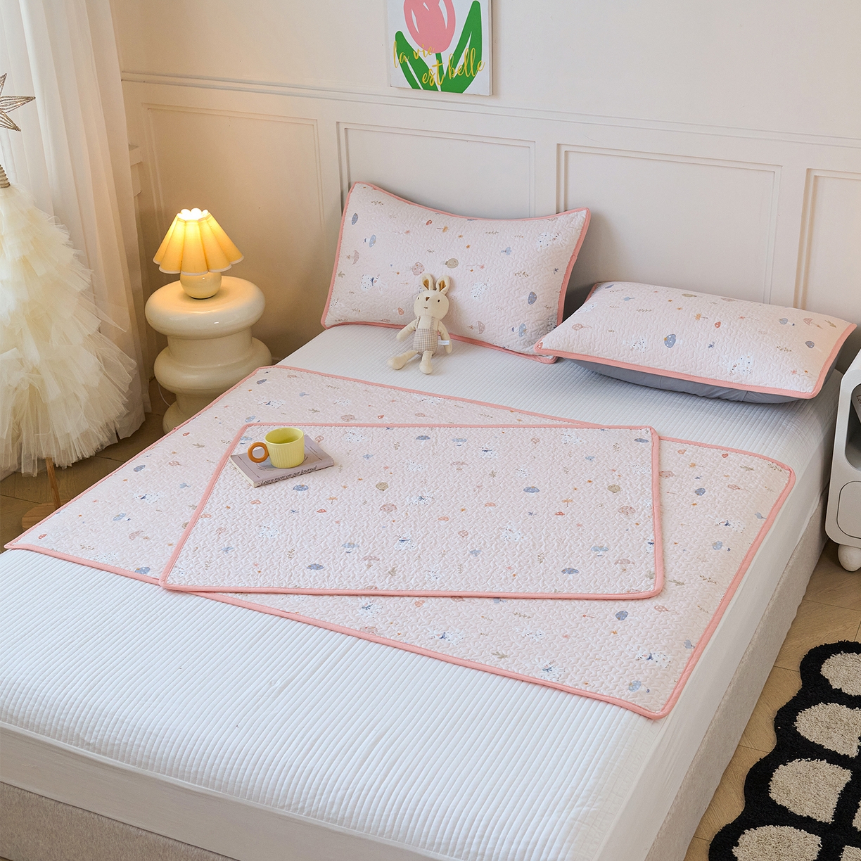 91家纺网 家纺一手货源 找家纺 拾小柒 2025年新款全棉双层纱隔脏姨妈垫护理垫床护垫 萌趣森林粉-不防水款