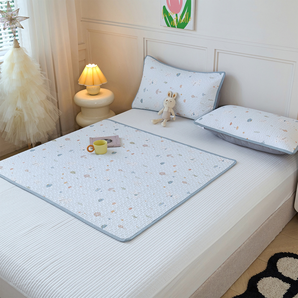 91家纺网 家纺一手货源 找家纺 拾小柒 2025年新款全棉双层纱隔脏姨妈垫护理垫床护垫 萌趣森林蓝-不防水款