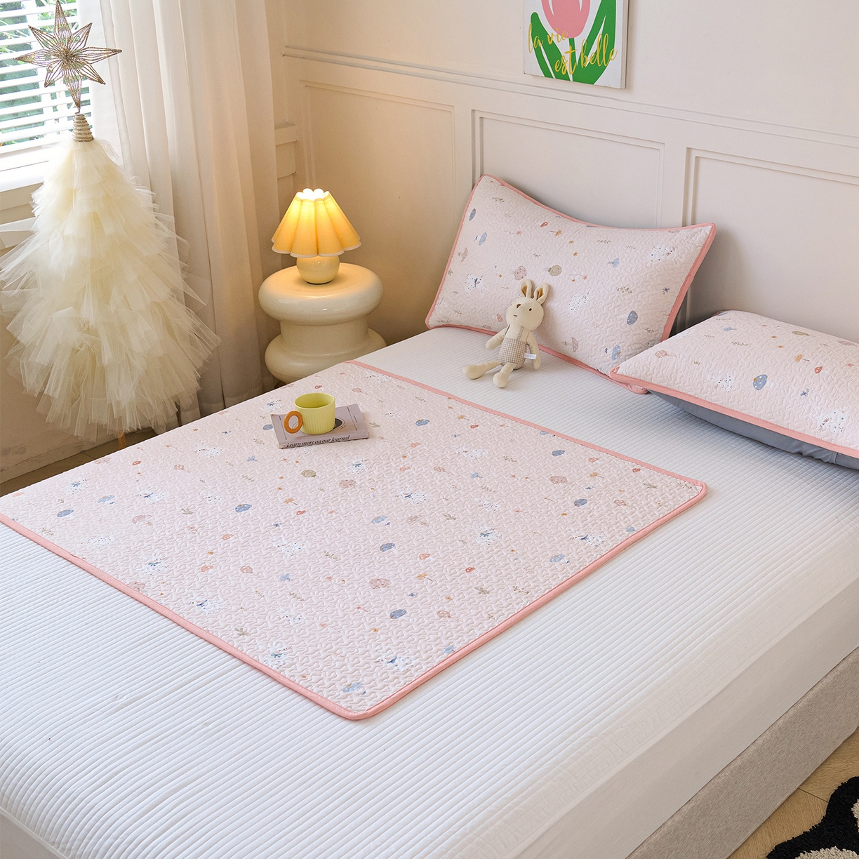 91家纺网 家纺一手货源 找家纺 拾小柒 2025年新款全棉双层纱隔脏姨妈垫护理垫床护垫 萌趣森林粉-不防水款