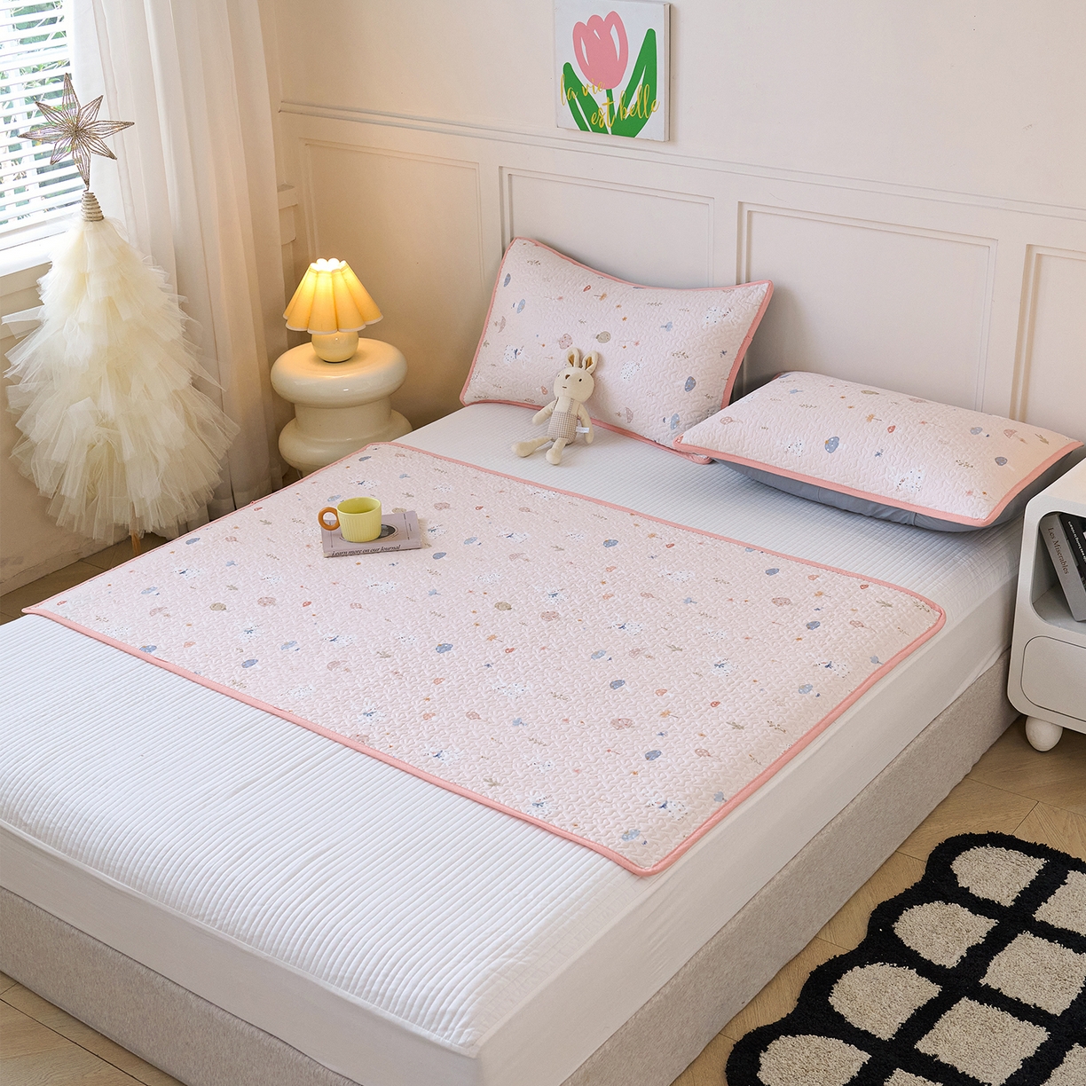 91家纺网 家纺一手货源 找家纺 拾小柒 2025年新款全棉双层纱隔脏姨妈垫护理垫床护垫 萌趣森林粉-不防水款