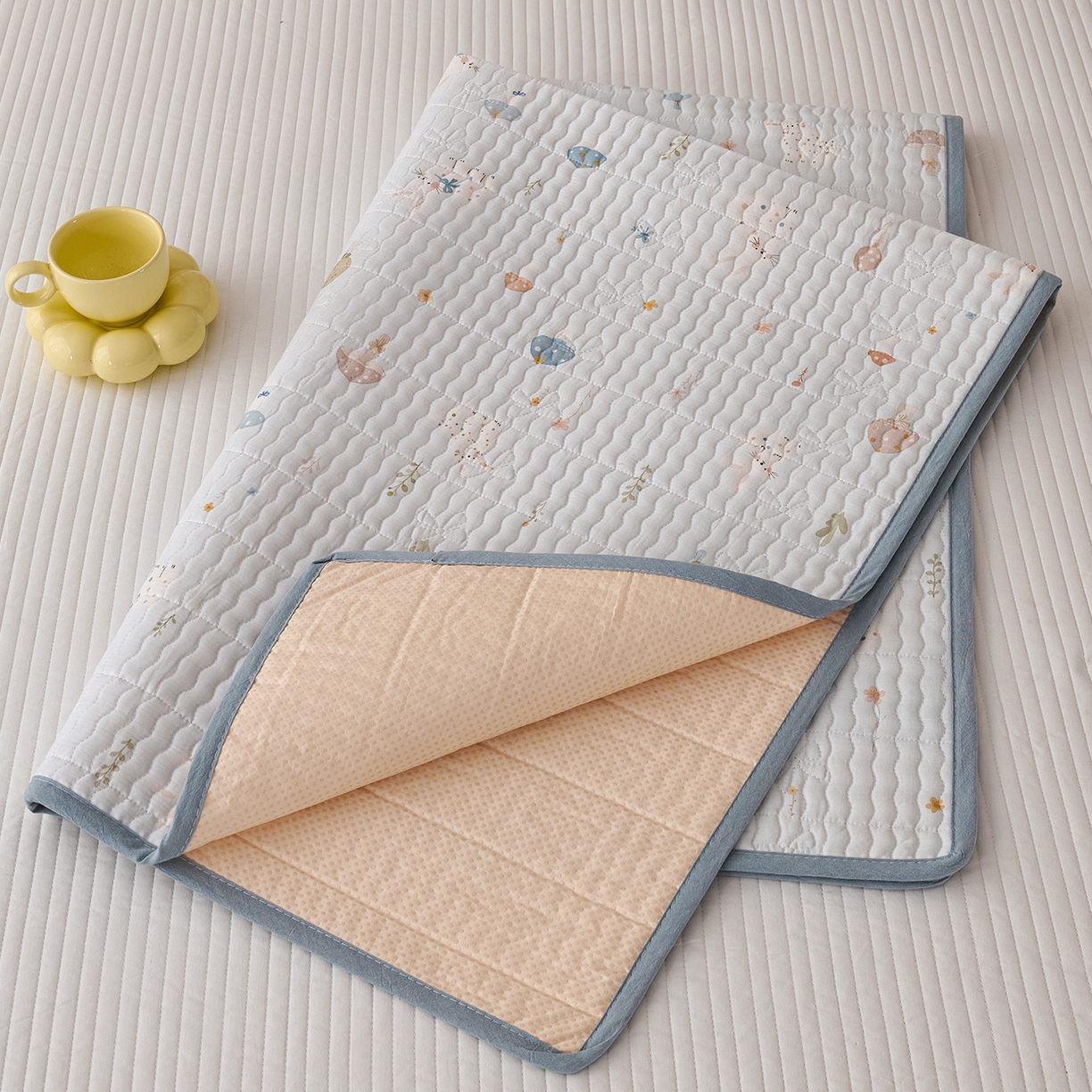 91家纺网 家纺一手货源 找家纺 拾小柒 2025年新款全棉双层纱隔脏姨妈垫护理垫床护垫 萌趣森林蓝-防水款