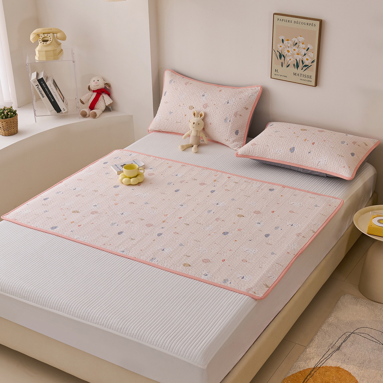 91家纺网 家纺一手货源 找家纺 拾小柒 2025年新款全棉双层纱隔脏姨妈垫护理垫床护垫 萌趣森林粉-防水款