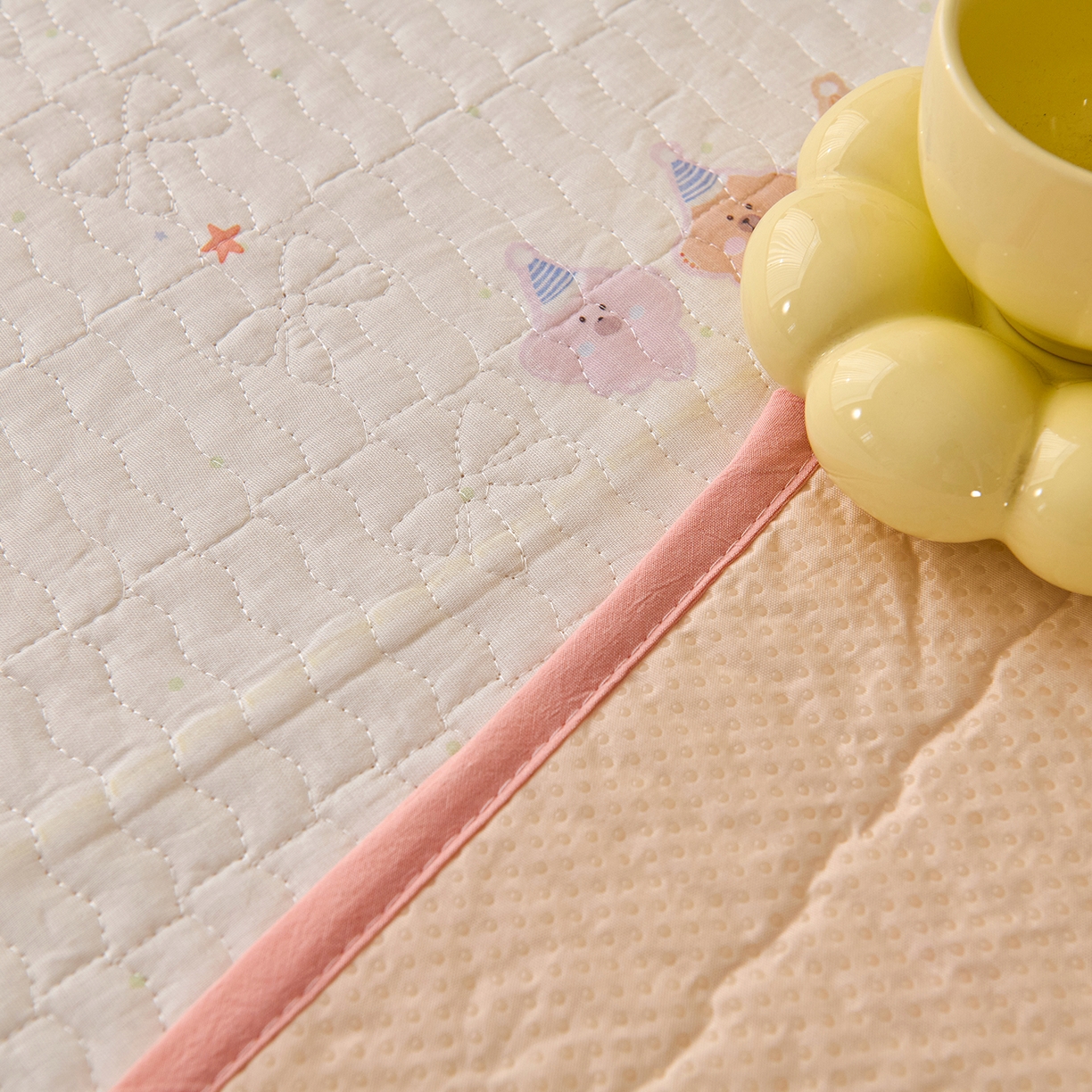 91家纺网 家纺一手货源 找家纺 拾小柒 2025年新款全棉双层纱隔脏姨妈垫护理垫床护垫 豆豆好朋友-防水款