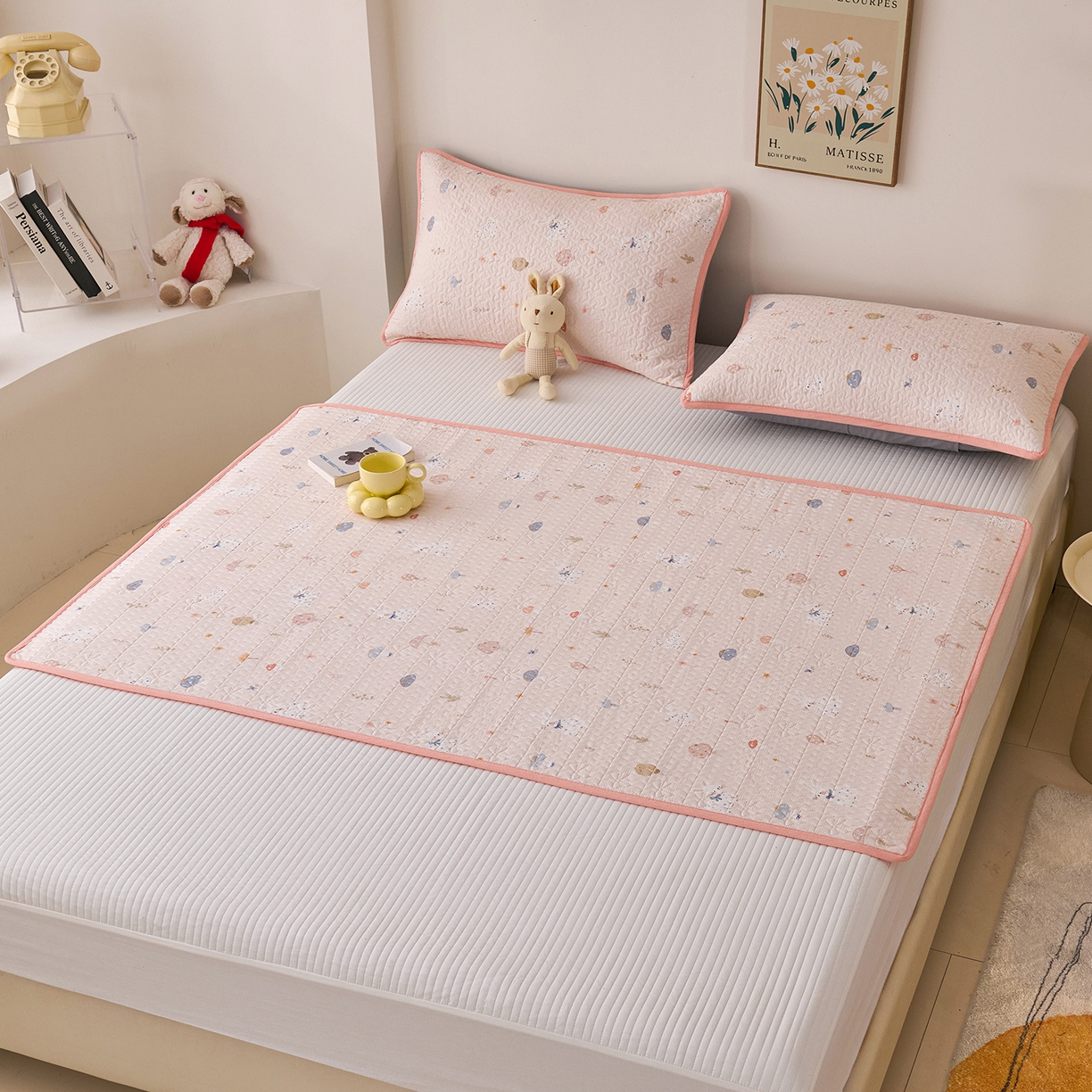 91家纺网 家纺一手货源 找家纺 拾小柒 2025年新款全棉双层纱隔脏姨妈垫护理垫床护垫 萌趣森林粉-防水款