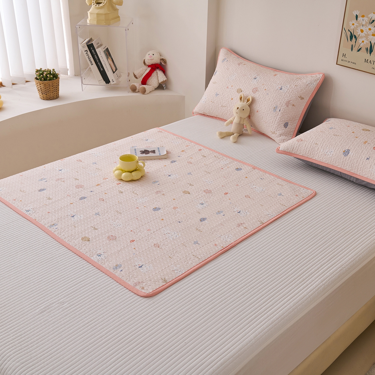 91家纺网 家纺一手货源 找家纺 拾小柒 2025年新款全棉双层纱隔脏姨妈垫护理垫床护垫 萌趣森林粉-防水款