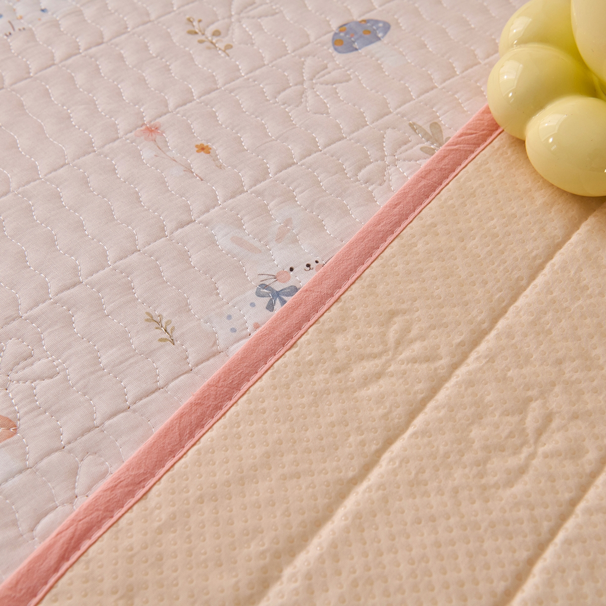 91家纺网 家纺一手货源 找家纺 拾小柒 2025年新款全棉双层纱隔脏姨妈垫护理垫床护垫 萌趣森林粉-防水款