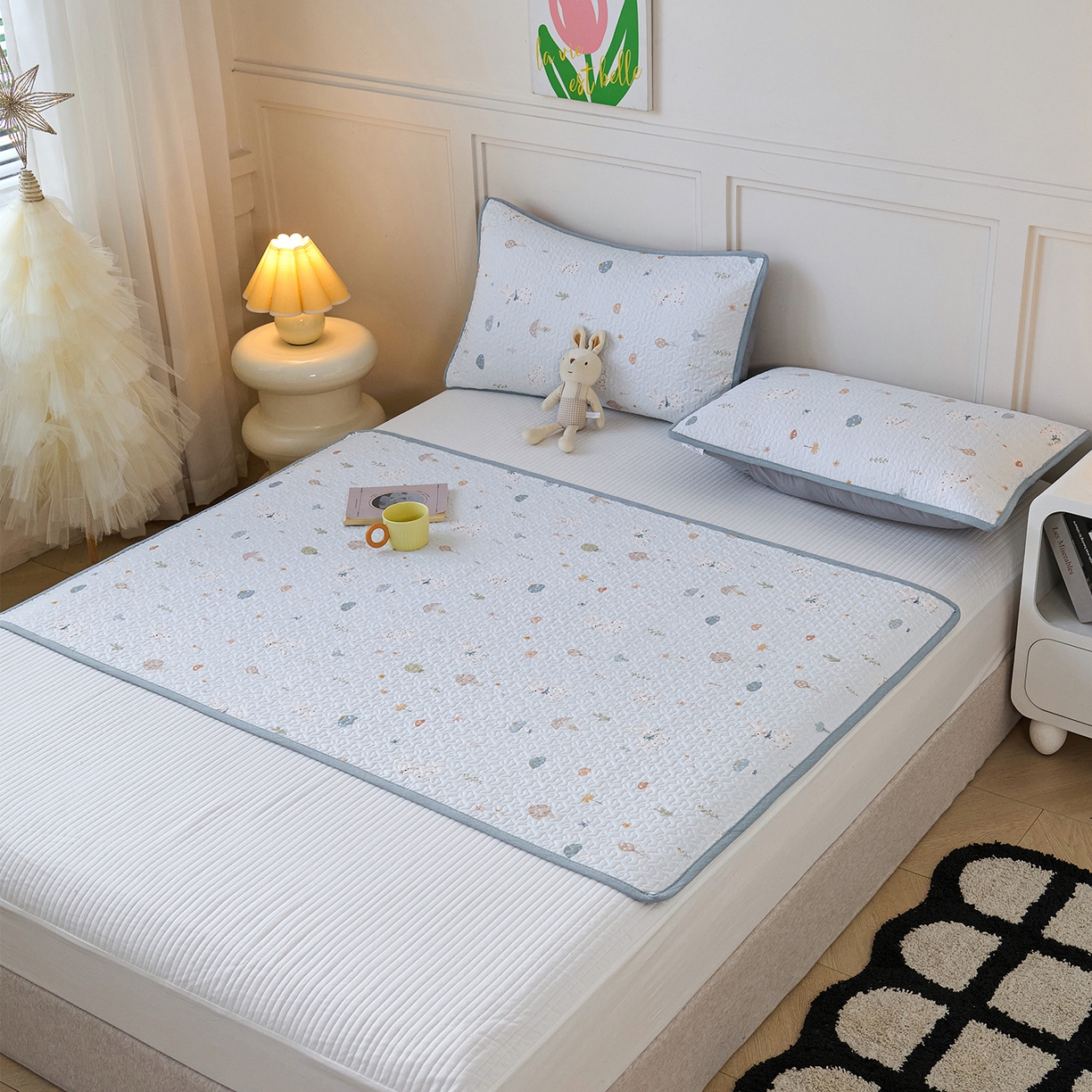 91家纺网 家纺一手货源 找家纺 拾小柒 2025年新款全棉双层纱隔脏姨妈垫护理垫床护垫 萌趣森林蓝-不防水款