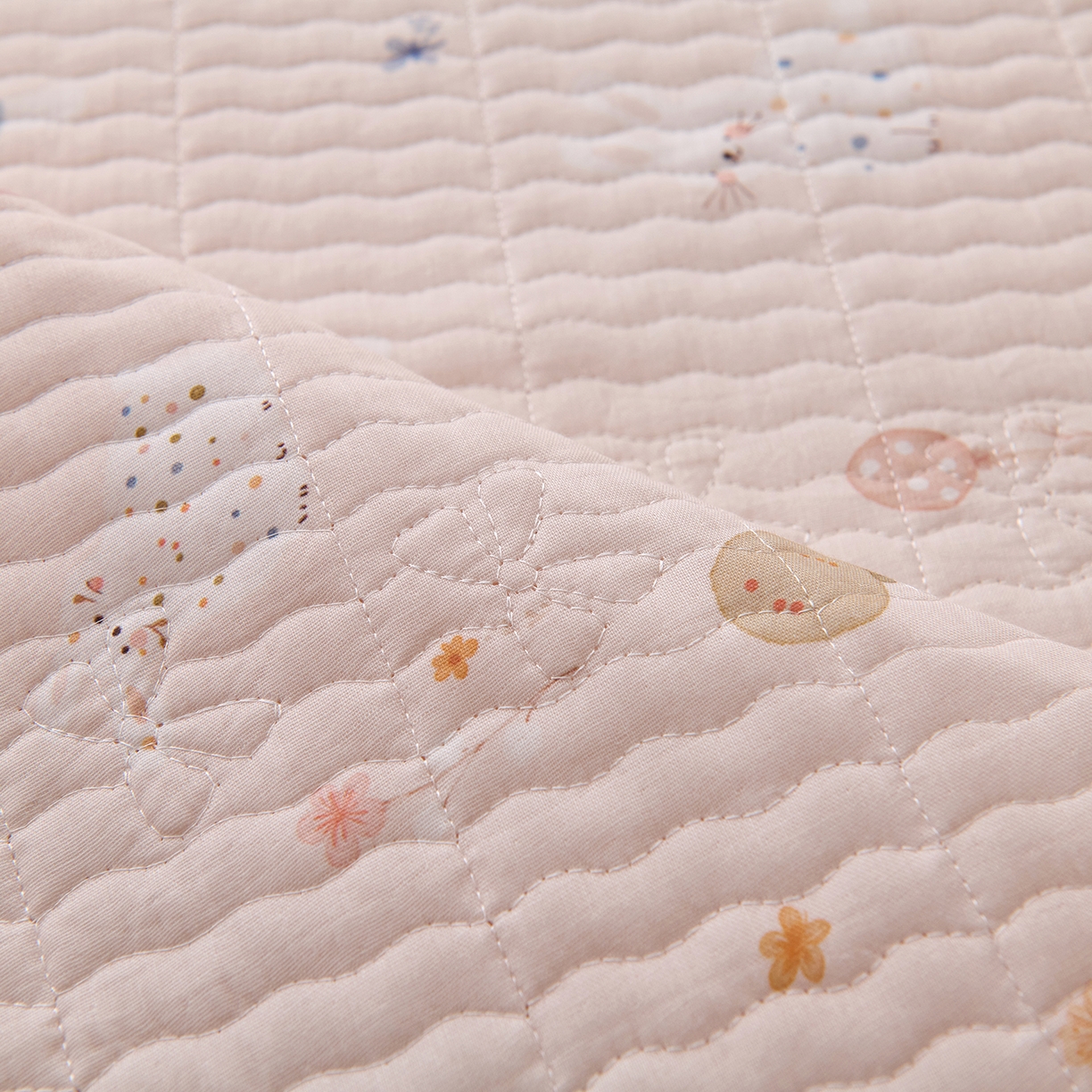 91家纺网 家纺一手货源 找家纺 拾小柒 2025年新款全棉双层纱隔脏姨妈垫护理垫床护垫 萌趣森林粉-防水款