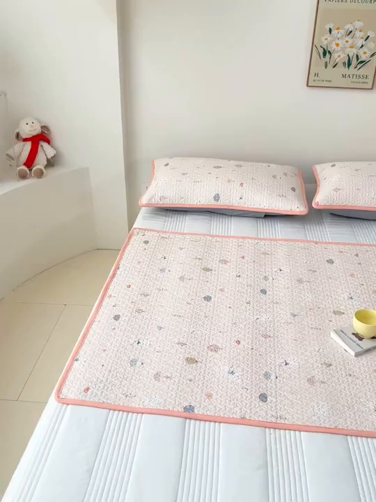 91家纺网 家纺一手货源 找家纺 拾小柒 2025年新款全棉双层纱隔脏姨妈垫护理垫床护垫 萌趣森林粉-不防水款