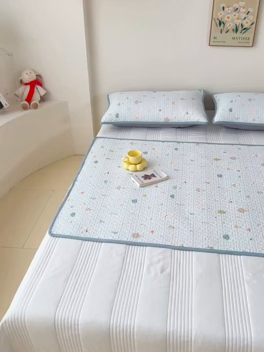 91家纺网 家纺一手货源 找家纺 拾小柒 2025年新款全棉双层纱隔脏姨妈垫护理垫床护垫 萌趣森林蓝-不防水款