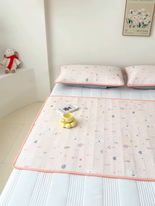 91家纺网 家纺一手货源 找家纺 拾小柒 2025年新款全棉双层纱隔脏姨妈垫护理垫床护垫 萌趣森林粉-防水款