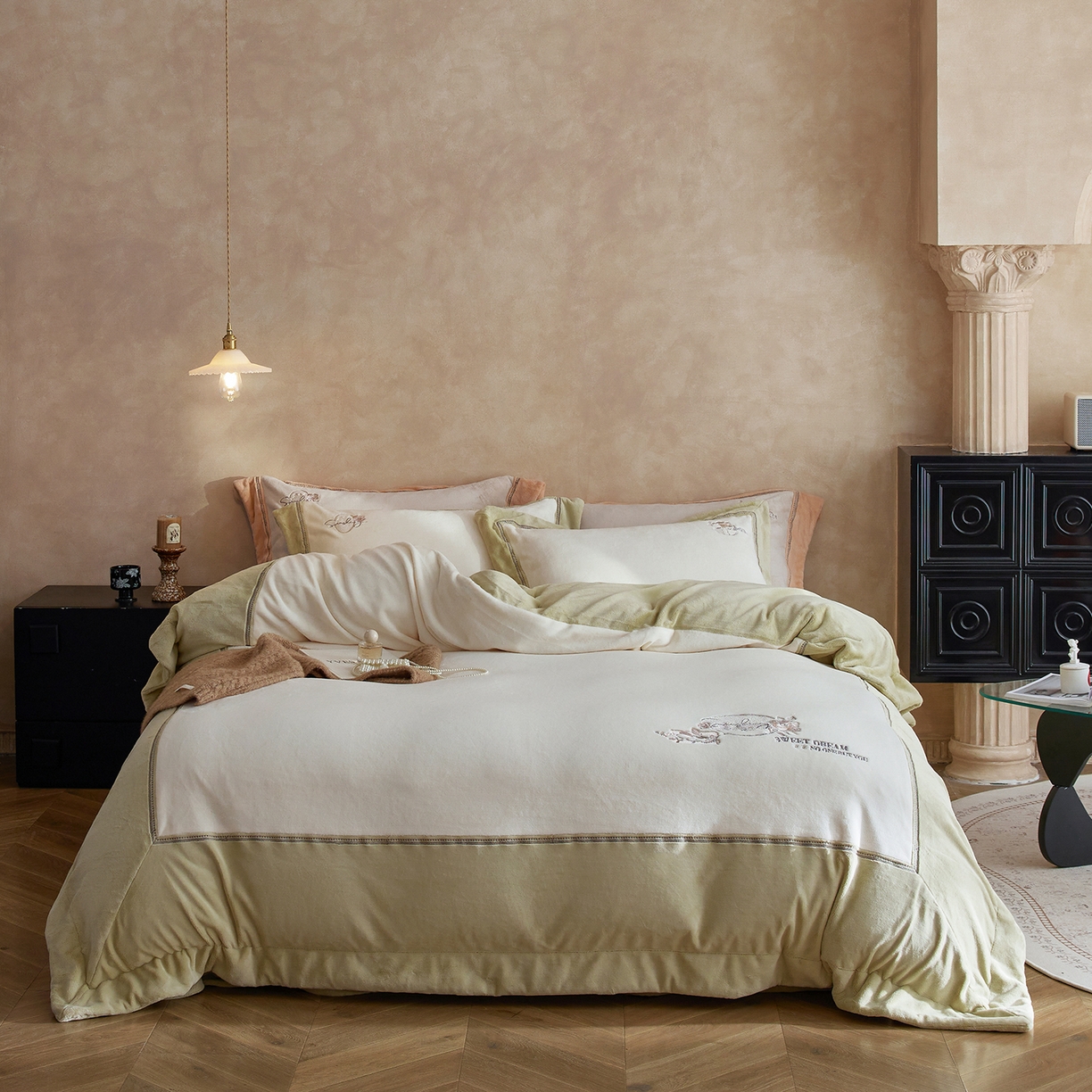 91家纺网 家纺一手货源 找家纺 蓝梦 2025新款A类加厚保暖纯色双拼婴儿绒宝宝绒四件套 爱马橙+深灰