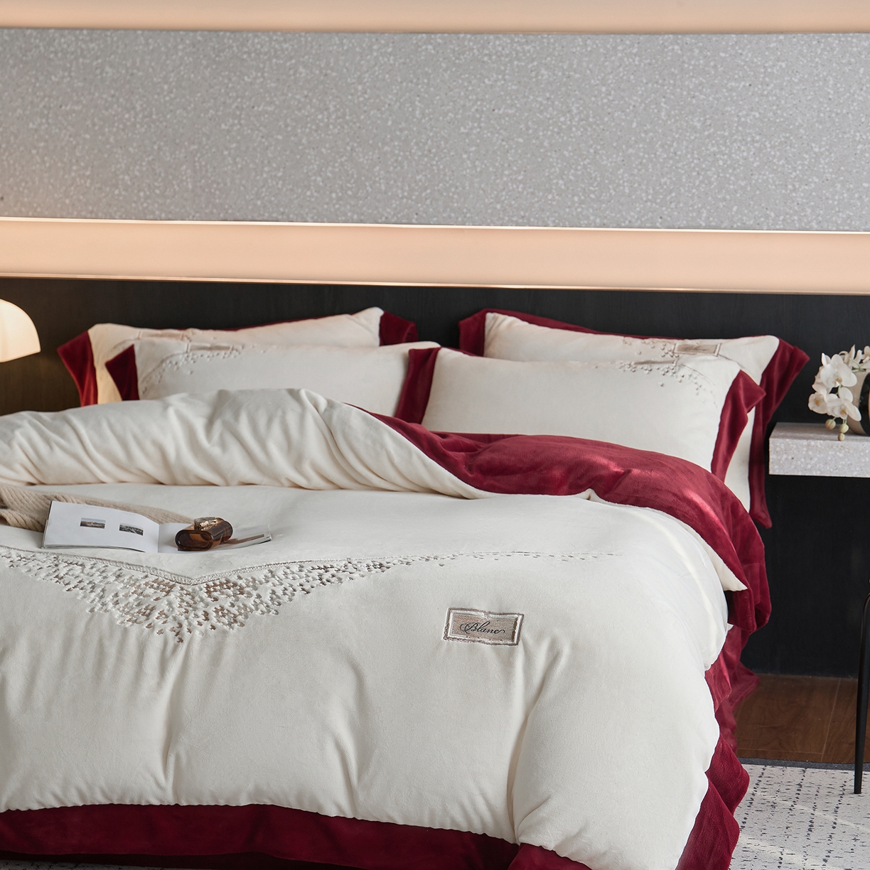 91家纺网 家纺一手货源 找家纺 蓝梦 2025新款270g全消光牛奶绒四件套-卡曼缪斯 卡曼缪斯-米杏+红