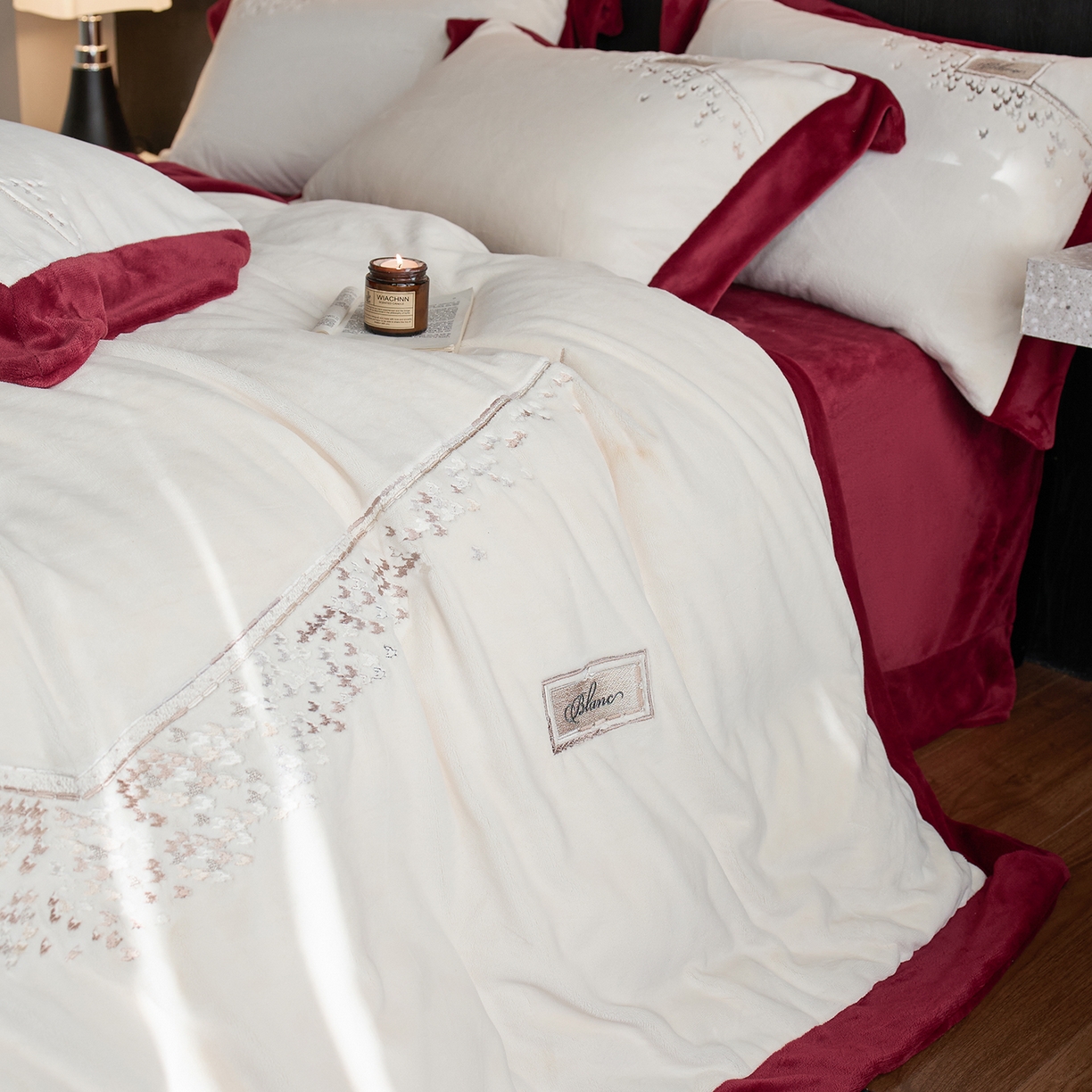 91家纺网 家纺一手货源 找家纺 蓝梦 2025新款270g全消光牛奶绒四件套-卡曼缪斯 卡曼缪斯-米杏+红