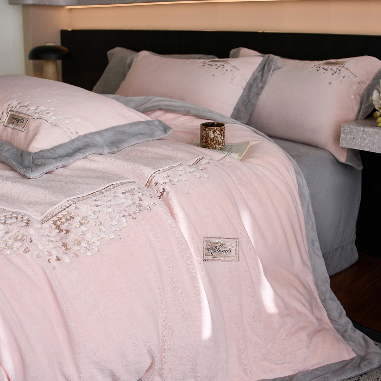 91家纺网 家纺一手货源 找家纺 蓝梦 2025新款270g全消光牛奶绒四件套-卡曼缪斯 卡曼缪斯-梦想粉