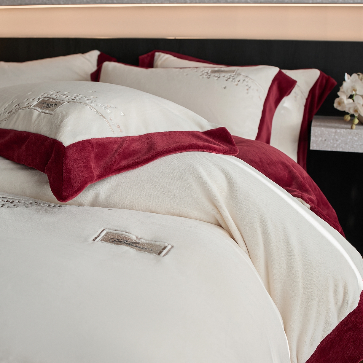 91家纺网 家纺一手货源 找家纺 蓝梦 2025新款270g全消光牛奶绒四件套-卡曼缪斯 卡曼缪斯-米杏+红