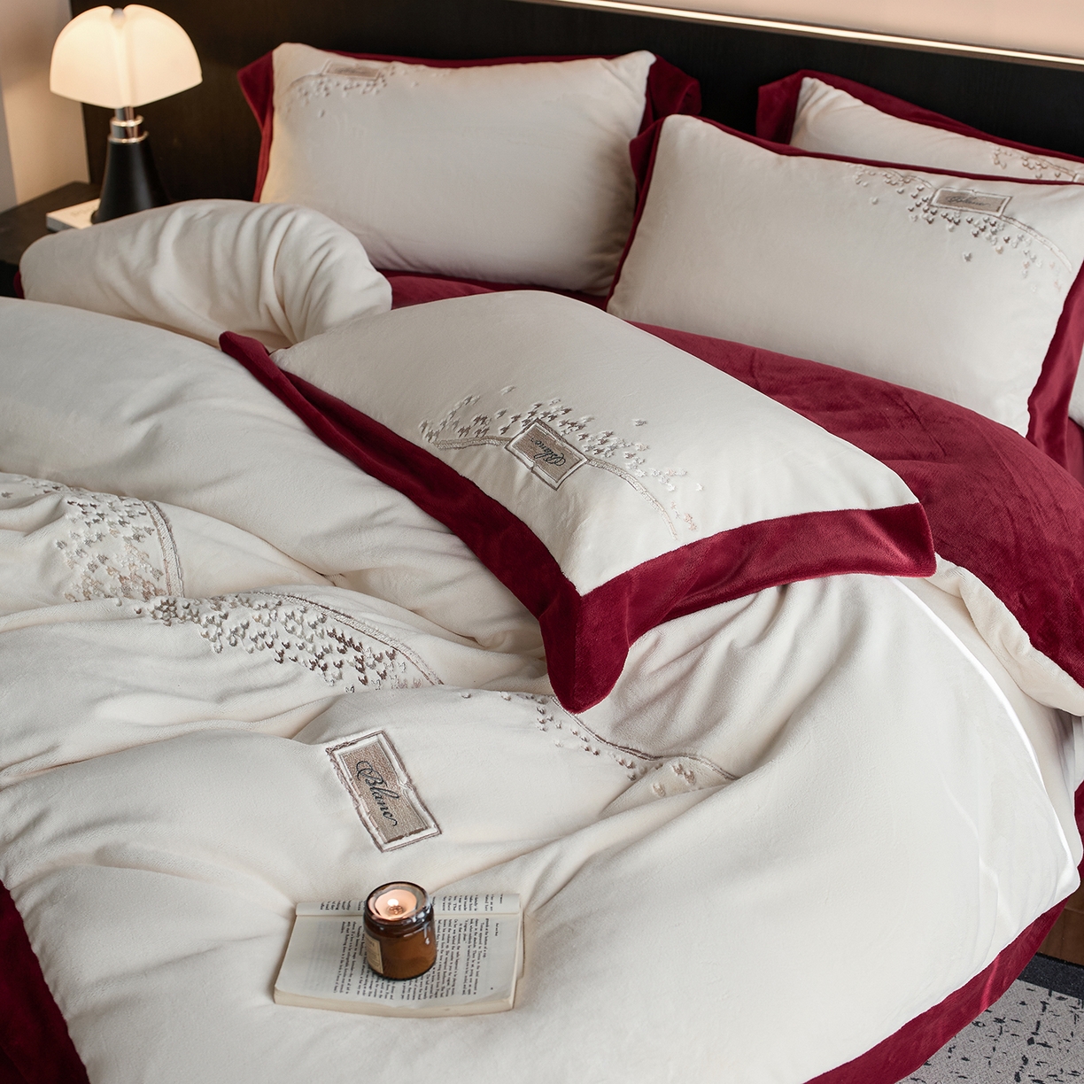 91家纺网 家纺一手货源 找家纺 蓝梦 2025新款270g全消光牛奶绒四件套-卡曼缪斯 卡曼缪斯-米杏+红